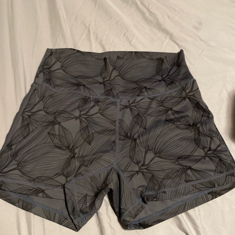Buffbunny Limitless Front Seam Shorts- Black Flower Pattern, Size M